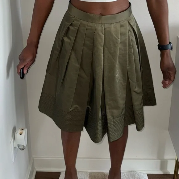 NWT BANANA REPUBLIC TAFFETA FIT-AND-FLARE SKIRT IN OLIVE GREEN - Picture 3 of 10